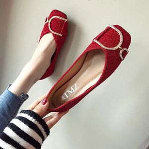 Kadınlar Flats Çin Kırmızı Gelin Düğün Ayakkabıları Kare Kafa Elmas Dekorasyonu Büyük Boyut 43 44 45 32 33 34 240307'de kayma