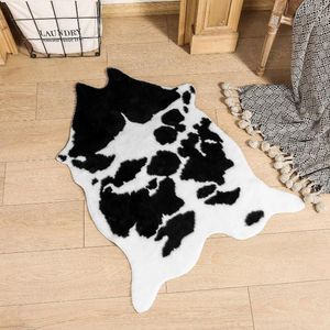 カーペット製品小さな黒と白の牛のパターンシミュレートされたぬいぐるみカーペット床マットのための暖房装飾