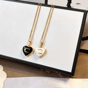 Collana a forma di cuore smaltato di marca Collane di design Girocollo con pendente Nero Bianco Catena d'amore Donna Accessori per gioielli con lettera in acciaio inossidabile Regolabile