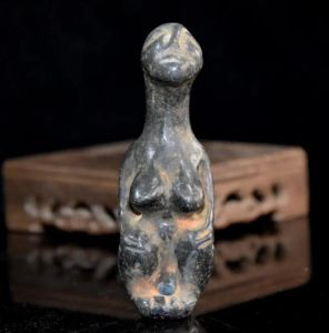 Skulpturen Hongshan-Kultur archaisieren schwarzen Eisenmeteorit weibliche Hongshan-Menschen kleine Statue