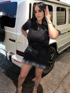 Şık bayan mektup baskılı tişört elbise 2024 yaz kadınlar kısa kol o boyun gövdesi siyah seksi kulüp sokak mini elbiseler
