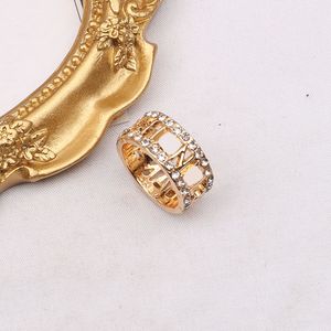 20 Stilista di moda Lady Anelli Donna Charms Forniture di gioielli da sposa Commercio all'ingrosso di gioielli con anello in metallo di cristallo placcato oro 18 carati