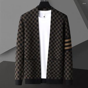 Erkek Sweaters 2024 İlkbahar ve Sonbahar Damalı Örme Şallı Haligan Moda Şerit Koreli Casual Cep Kazak Ceket
