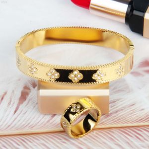 Exquisite Womens Jewelry Gift Accessories Inlaid Diamond Suit Lace 18k Gold Stainless Steel Ring and Bracelet