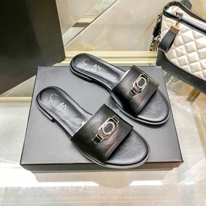 Chanells Pool Sandals New Sandals Designer de canal Luxo Chanellies Sapatos casuais Sliders ao ar livre Metal Brand Beach Men Women Slide Dress Shoe Mule Slipper