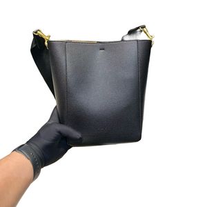 Borsa firmata da donna borsa a secchiello in vera pelle di vitello con molteplici colori semplice e pratica l'interno è una borsa in pelle scamosciata che non teme i graffi