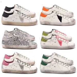 Designer skor casual skor män skor kvinnor bröllop botten låg snitt spikar lägenheter svart blå vit gröna orange grå skor mocka silver diamantkvalitet sneakers