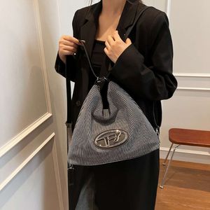 Designers de bolsas de moda de ombro estão vendendo bolsas unissex de marcas populares com 50% de desconto. Mochila alta para mulheres Novas mochilas modernas de ombro único de alta capacidade