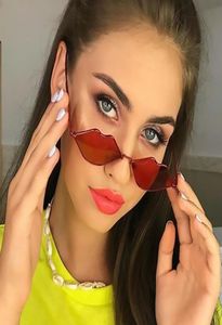 2019 Fashion Small Sexy Red Lips Occhiali da sole per donne Designer Luxury Metal Hippie occhiali Femminino Vintage UV4005482579