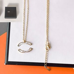 Topp i Vogue varumärkesdesigner halsband varumärke bokstav hänger kristall hals 18k guld rostfritt stål kedjor choker smycken tillbehör med lådgåvor