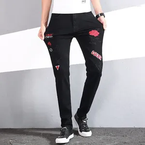 メンズジーンズプラスサイズストレート刺繍デニムブラックローズデザインスリムな小さな足のカジュアルパンツ男性の大きなズボン