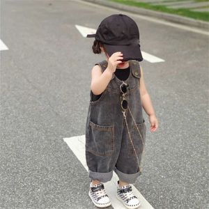 Spring Boys Girls Denim Strap Pants For Children Autumn Baby barn Jumpsuit Loose and Versatile med stilig fickplis 240307