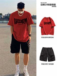 メンズサマーのための赤いショートスリーブTシャツトレンディハイストリートラフィアンハンサムセットと韓国の丸い首のピュアコットンTシャツセットとペア