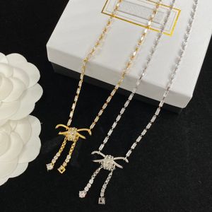 Halsband mium designer gåvor, guld och silverhänge diamanthalsband för att skicka vänner för att skicka älskare och mödrar med svart låda