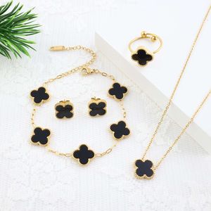 4-teiliges Set aus 18 Karat vergoldetem modischem Kleeblatt-Blumenschmuck für Damen, eleganter Charm-Edelstahl