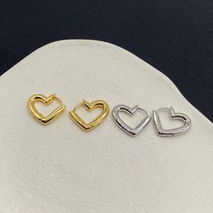 2022 Champion Hjärtformad publik Design Fashion Brass Material Sier Needle Earrings for Women