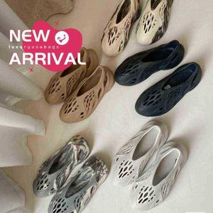 Designer Slippers Slides Sandals 22 Spring New Couple Breathable Coconut Hole Shoes Mens and Womens Outdoor Non Slip Beach s