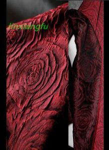 Tecido rosa escura de rosa escura em tridimensional Jacquard Black Red Fabric, tecido antigo casaco Cheongsam Roupas Designer Tecido.