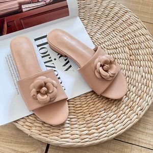 Sandali da donna estivi Pantofole slip-on di design con scarpe da spiaggia con fiori di camelia Scarpe da donna con punta tonda Ciabatte classiche Infradito Scarpe casual Scarpe per il tempo libero al coperto