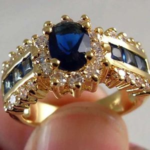 Band Rings Luxury Blue Red Zircon Fashion Mens and Womens Rings Gold Jubileum unisex smycken vigselring grossist J240326