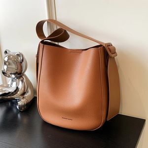 Nigedu Womens axelväska Designer Wide Strap Bucket Crossbody Påsar för kvinnliga plånböcker och handväskor Ladies Bolsos Brown 240309