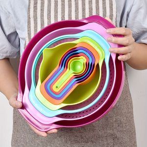 10 Stück/Set Mischfarben-Messbecher und Löffel, Salatschüssel-Kunststoffbecher-Set, Nistschüssel, Messutensilien, Messsieb, Küchensieb