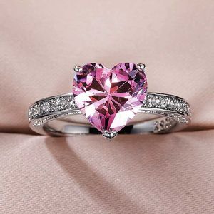 Band Rings Huitan Luxury Card Womens Heart Engagement Ring AAA Pink Cubic Zirconia Girlfriend Anniversary Gift Recommendation Ring J240326