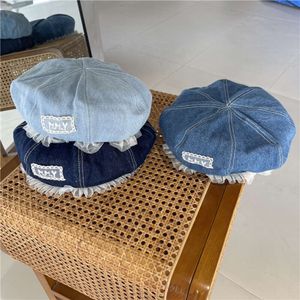 Ragazza carina in denim a rete di pizzo, berretto blu a collo grande, viso piccolo da pittore, cappello ottagonale, alla moda