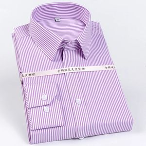 Męskie klasyczne w paski, odporne na zmarszczki koszule 100% bawełniane regularne biznesowe biznesowe koszulę bez żelaza 240318