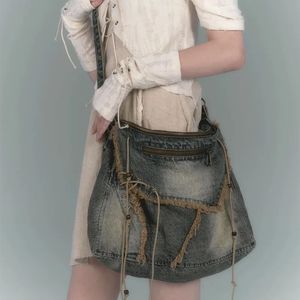 MBTI Y2K Vintage Womens Magn Sagned Bearked Denim Raw Edge Большой емкость Messenger Bag Girls Designer Sumbag 240311