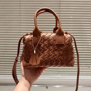 Luxury Deigner woven bag Genuine leather factory leather Leisure leather with multiple colors available Shoulder bag and handbag are small and cute with size 13CM