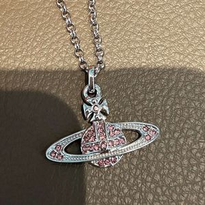 Collana in argento sterling 925 con pendente Empress Dowager Xi rosa Saturno con pianeta pieno di diamanti, collana di nicchia di lusso squisita versione alta