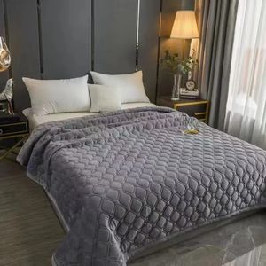 Solid Color Soft Velvet Quilted Bed Cover Filt Kort plysch soffa handduk King queen size Anti-slip Bed Sheet 270x230cm Bedstebread 240314