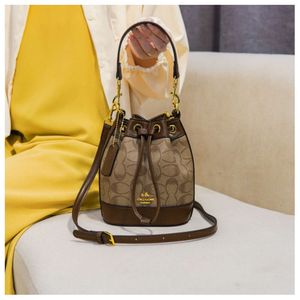 Магазин экспортирует дизайнерские сумки Оптовые модные ковша сумки 2024 Новый стиль универсальный женский западные плеч