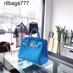 Borsa in vera pelle Bk, blu cielo, lusso, grana di litchi, da donna, con spalla morbida e luminosa, logo originale