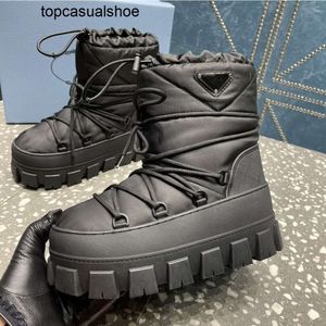 Pradoity-Stiefel, Nylon-Gabardine, Après-Ski-Puffer-Obermaterial, Kordelzug, herausnehmbares, gepolstertes Florfutter, Plattformen, dreieckige Stiefeletten, Designer-Schneestiefel, klobige Winterschuhe