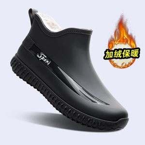 Botas de chuva quentes de veludo de inverno para homens antiderrapantes sapatos impermeáveis de tubo curto moda resistente ao desgaste sapatos de borracha sapatos de pesca 240309