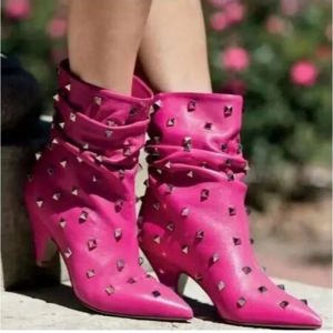 Hot Pink Leather Full Rivet Studded Pointed Toe Spike Med klackar veckade mitten av kalvstövlarna Kvinnor Punk Short Booties skor Storlek 44