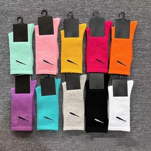 Designer Sports Socks Women Män söta skolmoder flickor Bomull broderi strumpor färgglada kvinna sox varumärke logotyp designer retro vit kort socking