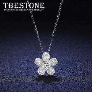 Pendant Necklaces Tbestone 2024 New Camellia 0.5ct Moissanite Diamond 925 Sterling Silver Pendant Necklace Women JewelryC24326