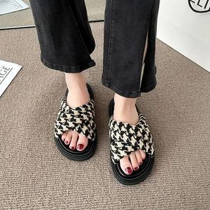 Hausschuhe Sommer 2024 Schuhe Offene Zehen Damen- und Damensandalen Hausrutschen Schwarz Kariert Am Strand Flach Home Sale Normaler Trend 39