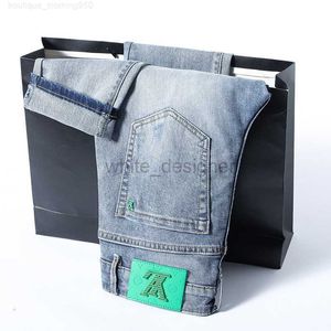 Mens Jeans Designer Europeu Homens 2032 Mid Rise Juventude Micro Elástico High-End Casual Denim Azul Calças de Algodão Jeans F01K9