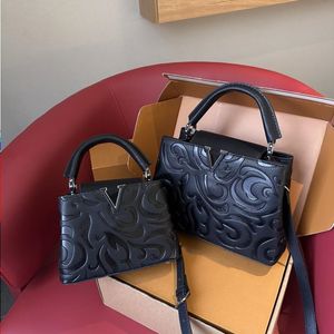 23SS Ladies Luxury Designer Ladies Bag Cowhide läder handväska axel crossbody väska axelväska guld spänne hårdvara stor kapacitet iekr