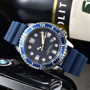 2023 Мода три иглы с календарем серии West Iron Quartz Watch