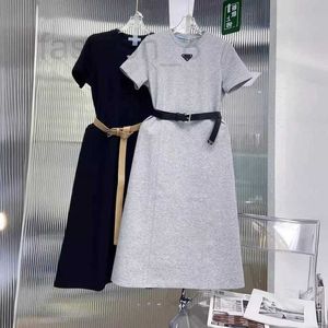 Grundläggande avslappnade klänningar Designer 2024 Summer New Triangle Label Emblem Elastic Slim Fit Mid Length Short Sleeve Dress Women's Long Dress V581