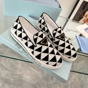 2024 Nya kvinnors loafers Designer Sneakers Fashion Comfort Comanskor Simple Triangle P Letter Etikett No Tie Slope Rubber Shoes Outdoor Travel Shoes Storlek 35-41