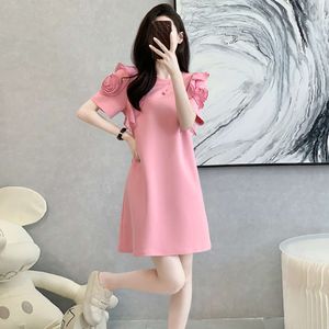 Estilo francês elegante para mulheres no verão, elegante e elegante, flores tridimensionais rosa rosa, vestido casual sofisticado e requintado