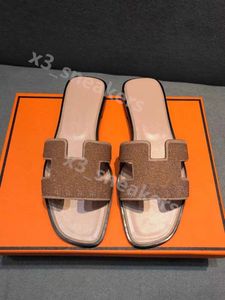 2024 Plaży Slipper Classic Flat Woman Kapta Summer Lady Cartoon Big Head Sandals Skórzany hotel w kąpieli mody butów duży rozmiar 35-42 x36