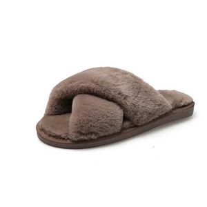 Kapcia kapcie Ouse Winter Woman Faux Fasion Fasion Warm Soes Kobieta poślizgnąć się na płaskich slajdach Czarne różowe przytulne kapcie H240326bmlm