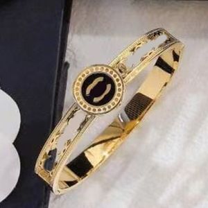 Muito bom designer pulseira pulseira de diamante homens mulheres marca carta pulseiras 18k ouro titânio aço inoxidável jóias pulseira manguito presentes do amante do casamento